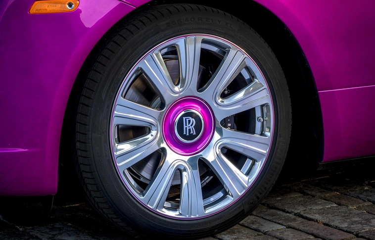 A feltűnés garantált ebben a Rolls-Royce-ban