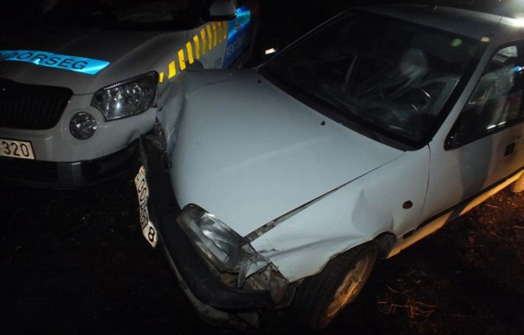 Rendőrautóknak hajtott a lopott gépkocsival