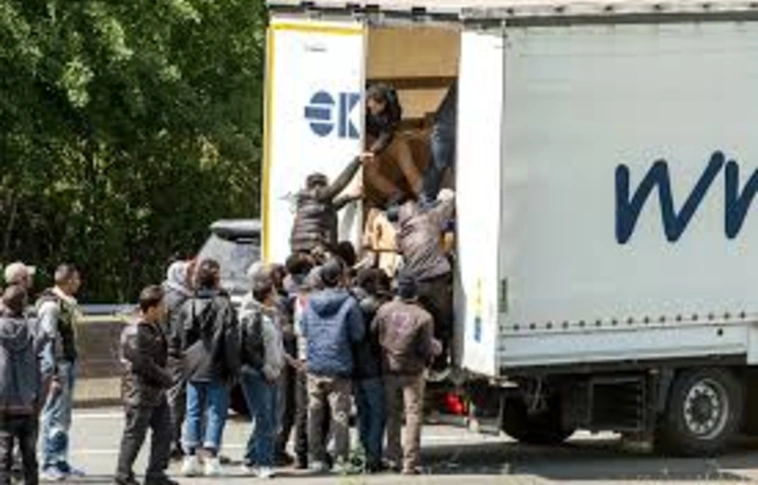 Tizenhat határsértőt találtak a román hatóságok egy Magyarországra tartó kamionban