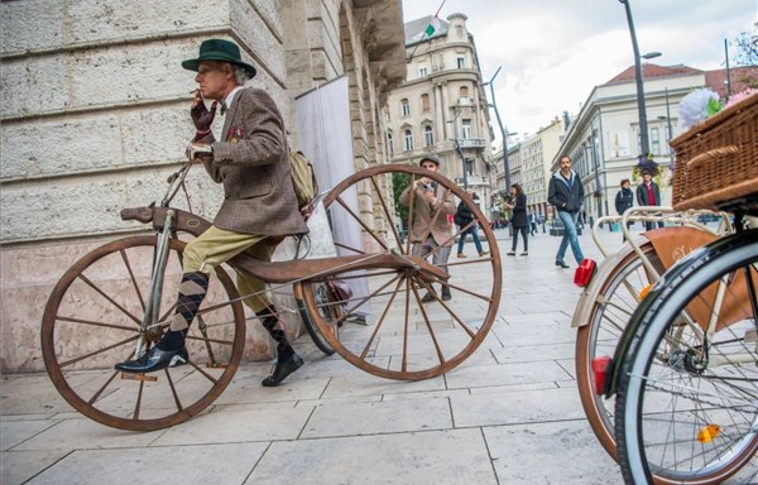 Múltidéző kerékpáros felvonulás Budapesten (Fotóval)