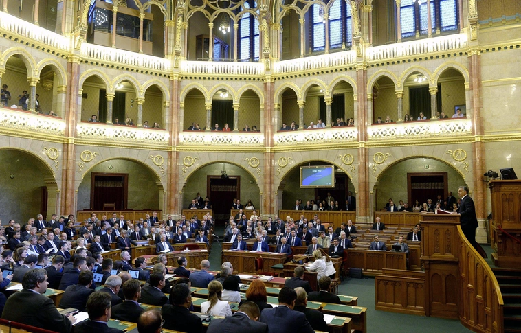Az ukrán oktatási törvény elleni ötpárti fellépésről dönt ma a parlament