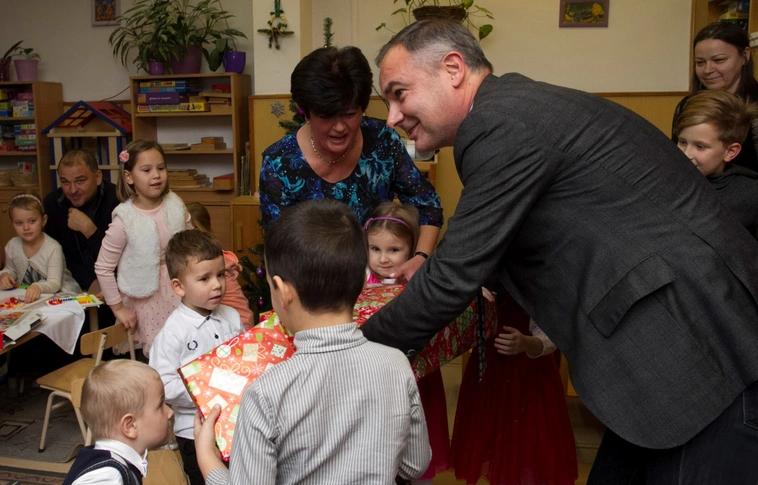 Ünnepi ajándékot adtak, és kaptak az óvodások (Képgalériával)
