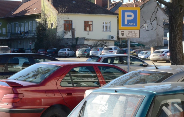 Nem változik a parkolás díja Miskolcon