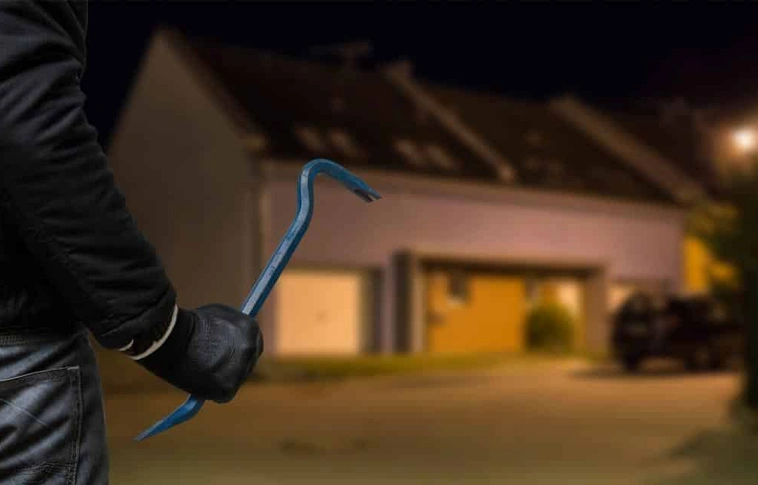 Feltöröm a házad és megölöm a családodat – a nyílt utcán zsarolt