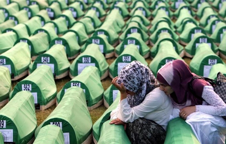 Három boszniai szerbet tartóztattak le a srebrenicai mészárlásban való részvételük miatt