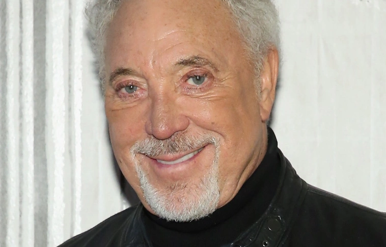 Tom Jones szerint a zeneiparban is széles körű a zaklatás és az erőszak