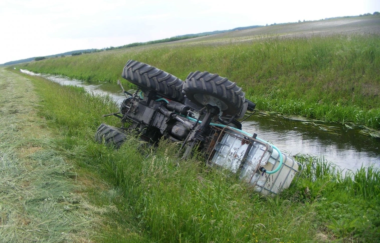 Traktor borult az Ilinyi-patakba
