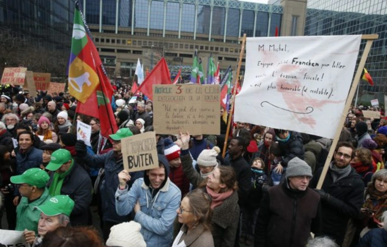 Ezrek tüntettek a belga migrációs államtitkár lemondását követelve Brüsszelben