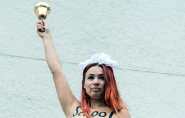 Félmeztelenre vetkőzve „üdvözölte” egy Femen-aktivista az ukrán parlament őszi ülésszakának megnyitását