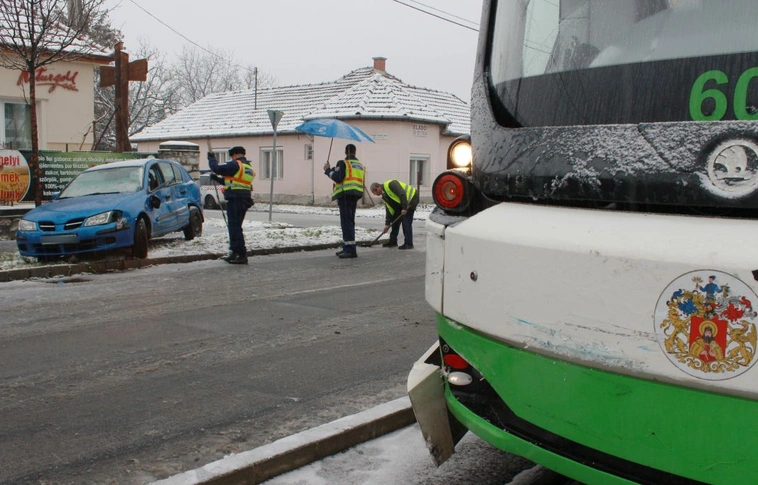 Villamos-baleset Diósgyőrben – egy ember megsérült (Helyszíni felvételekkel)