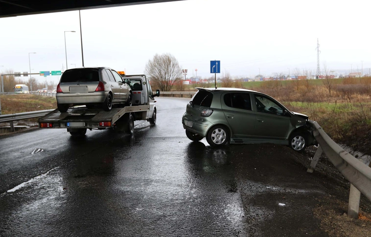 Balesetet szenvedett az útra került törmelékes kavics miatt (Képgaléria!)