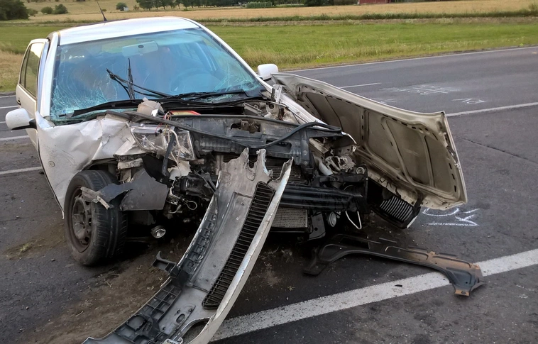Balesete után magukra hagyta a vele utazó gyermekeket, közülük kettő az övé volt