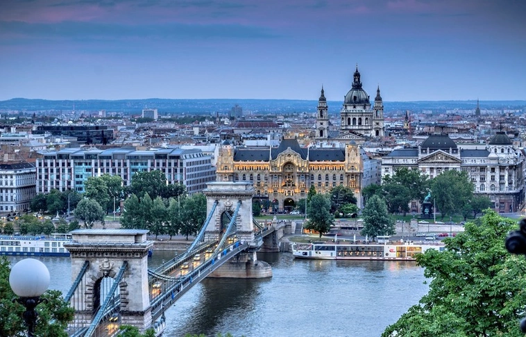 Fidesz: a várakozások felett nőnek a beruházások Magyarországon