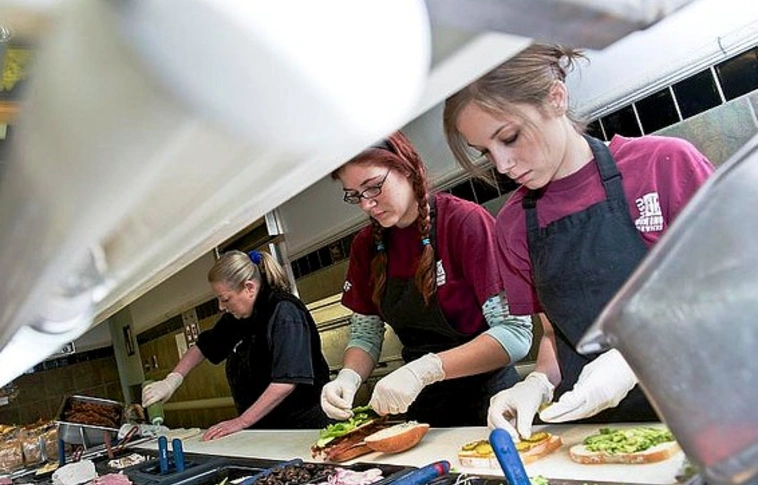 A 15-24 éves diákok fele dolgozik tanulás mellett