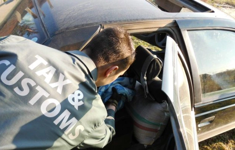 Gépjárműveket és árukészletet foglalt le az adóhivatal