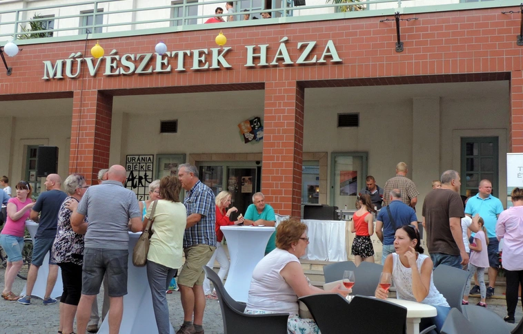 Könnyed nyár esti GasztroPLACCot alakítottak ki a Művészetek Háza előtt (Képgalériával!)