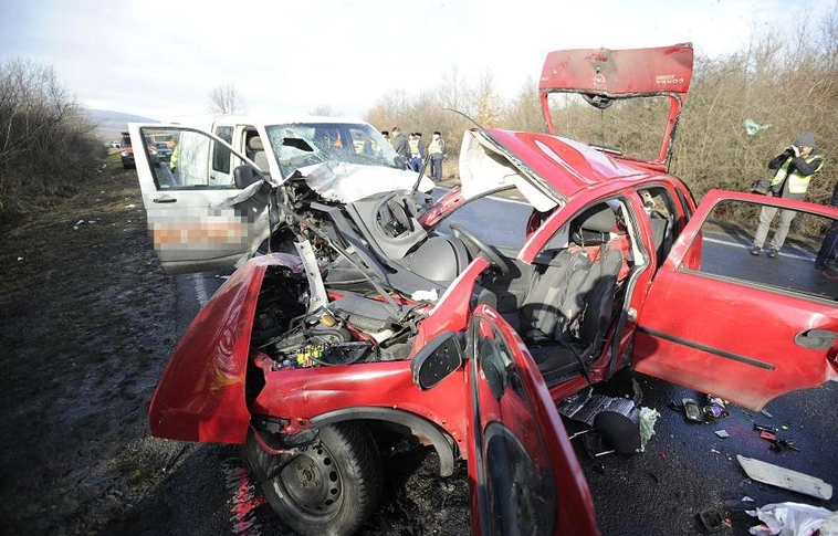 Legdurvább balesetek egyike: frontálisan ütköztek