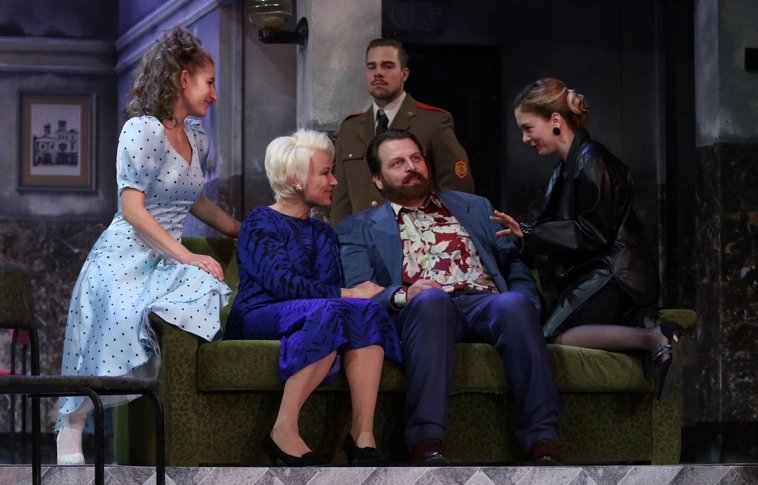 Ideák, vágyak, viszonyok és viták, tehetetlen sodródás – Három nővér Miskolcon (Képgalériákkal!)