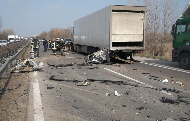 Keresztbe fordult egy kamion az M3-ason