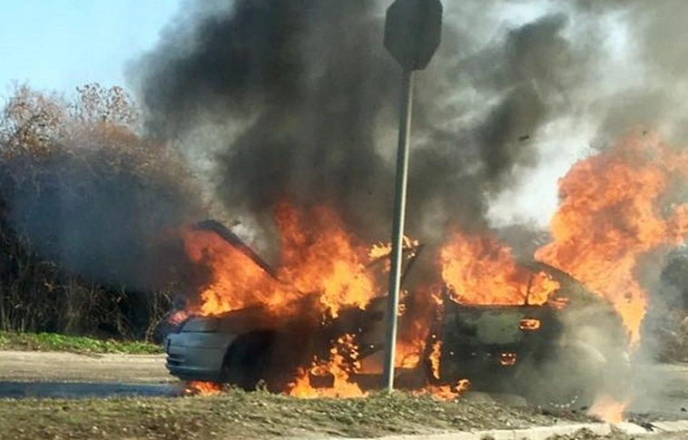 Kigyulladt egy gépkocsi a Tiszajenő és Tiszabög közötti úton