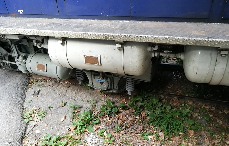 Kisiklott egy motorvonat és megdöntött egy oszlopot