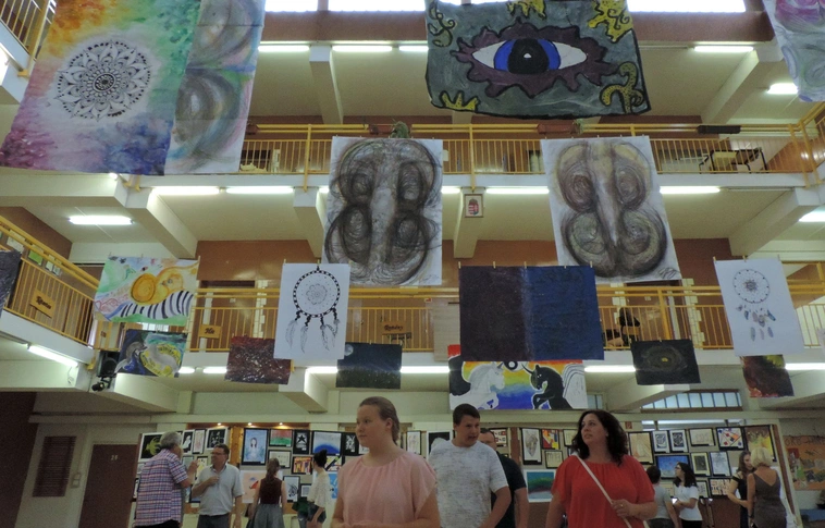 Ismét határtalanul alkothattak a gyerekek a komlóstetői iskolában (Képgalériával!)