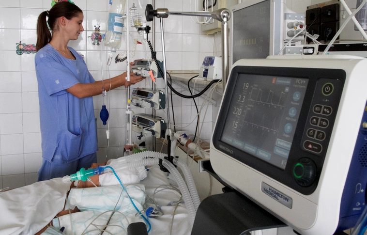 Fertőtlenítőket szerzett be a kórház, hogy a betegek nagyobb biztonságban legyenek