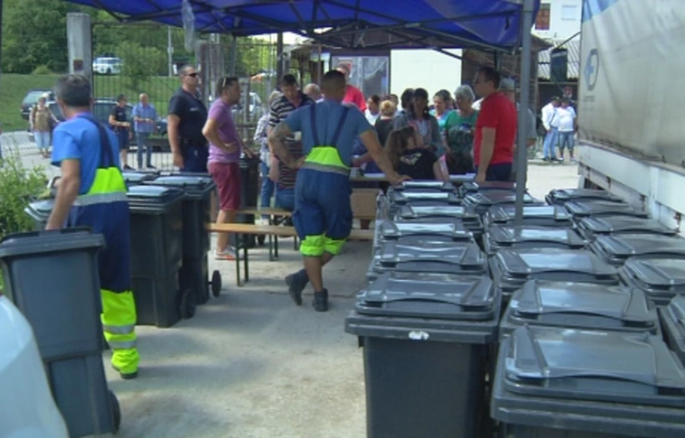 Szeméttárolókat kaptak a lyukóvölgyiek