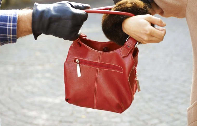 Közrefogták a hazafelé sétáló asszonyt – fegyházbüntetésre ítélte őket a bíróság