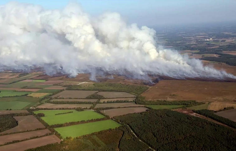 Harmadik hete pusztít tűz egy németországi lápvidéken