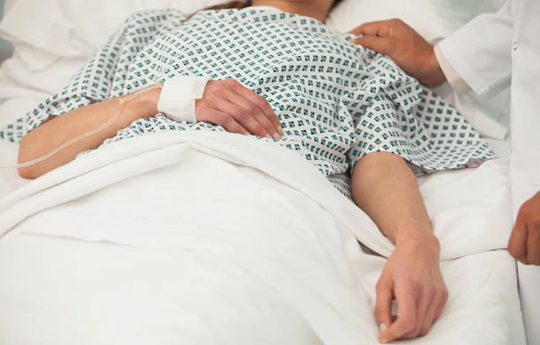 Ölében egy eszméletlen nővel rohant be az orvoshoz