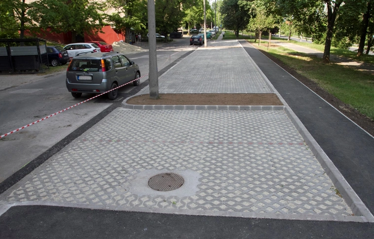 Új parkolóhelyekkel könnyítik meg a közlekedést a Testvérvárosok útján 