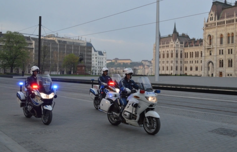 Rendőri kísérettel mentek szülni