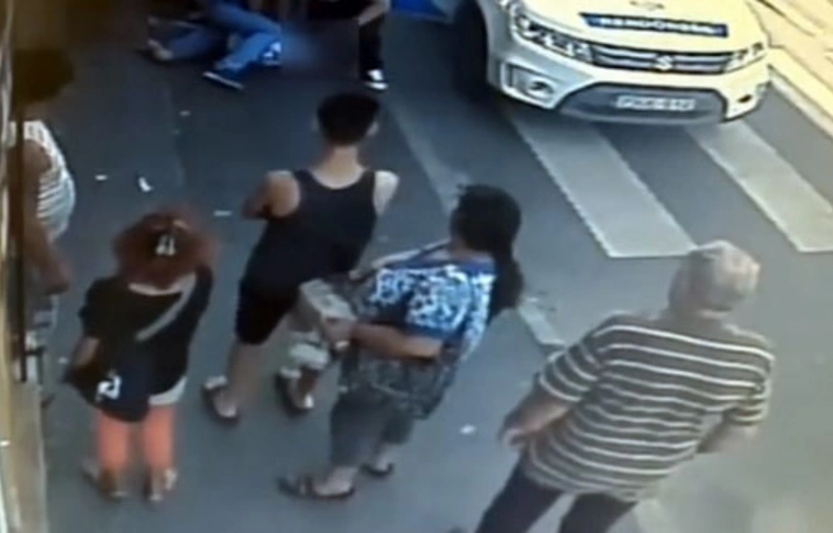 Rendőrök vetettek véget egy késelésnek Miskolcon (Videóval!)