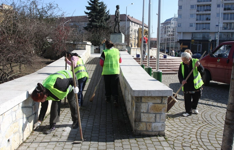 Összetakarítják a szóróanyagot, tisztítják a vízelvezetőket