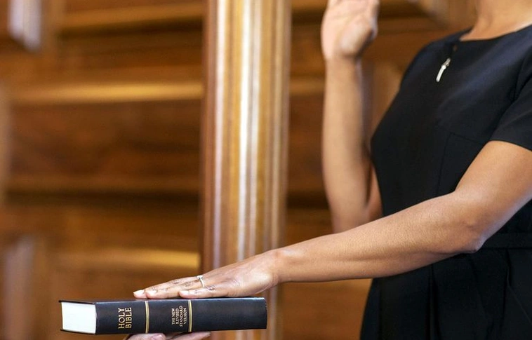 Hamis tanúzásban segédkezett az ügyvéd