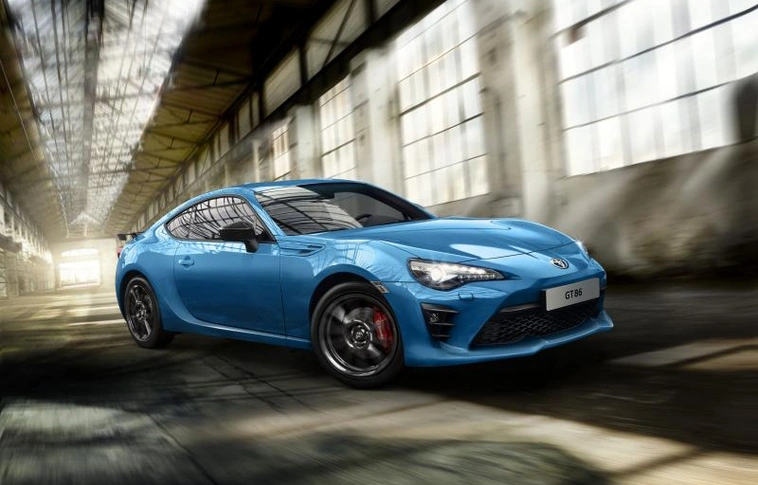 Egyedi kék fényezéssel és igényes műszaki sportcsomaggal