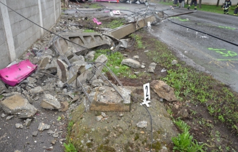 Villanyoszlopnak csapódott egy gépkocsi Kecskeméten