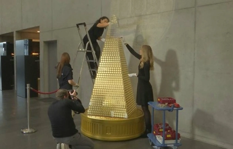 Európa legdrágább, 2,3 millió eurós karácsonyfáját állították fel Münchenben