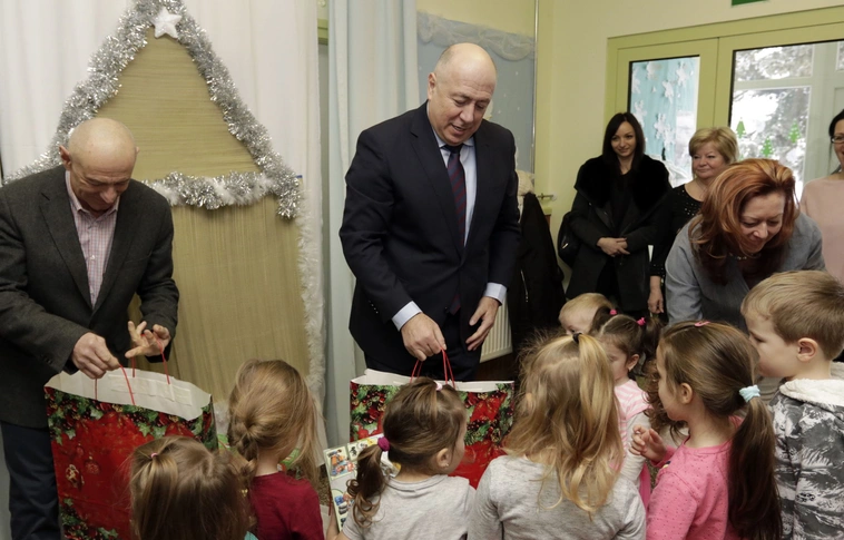 Karácsonyi ajándékot vitt a selyemréti óvodába Miskolc polgármestere