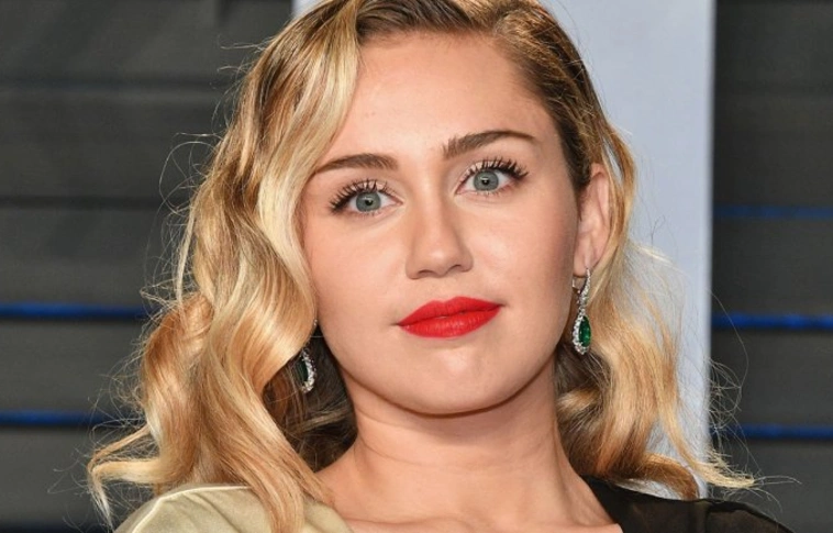 Miley Cyrus az esküvőjén sem fogta vissza magát