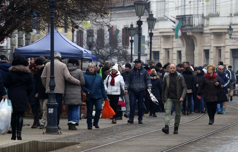Változik a villamosközlekedés a régiségvásár idején