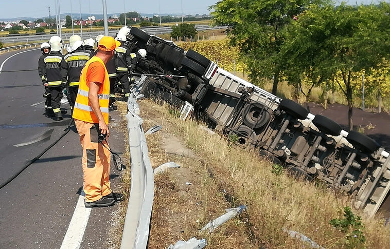Teljes szélességében lezárták az M35-ös autópályát