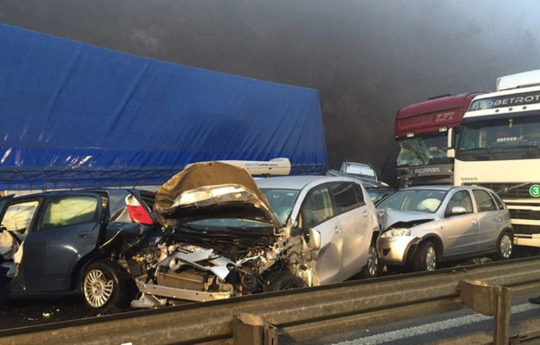 Hat személyautó ütközött a 4-es főúton Üllőnél
