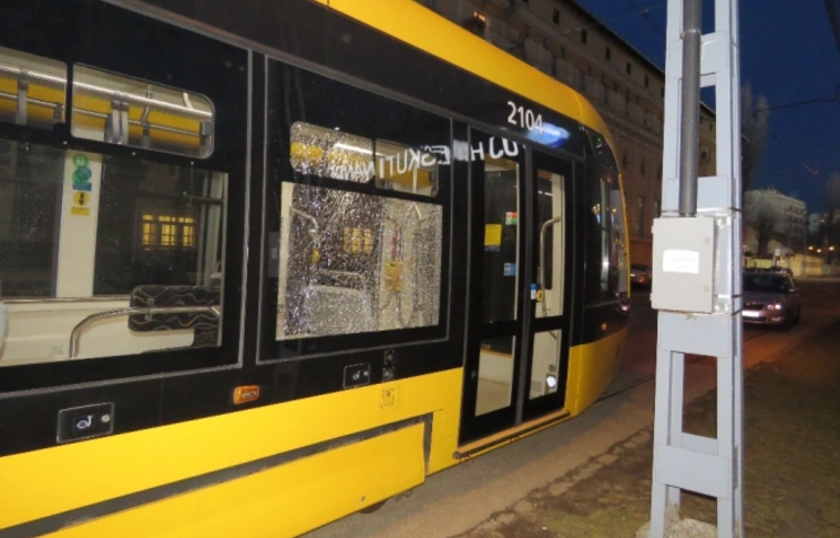 Pókhálósra tört a villamos ablaküvege