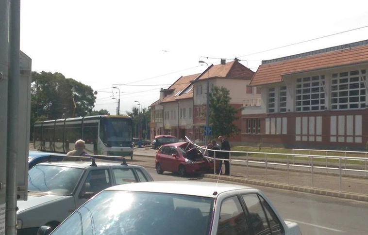 Átszakította a villamossín melletti korlátot