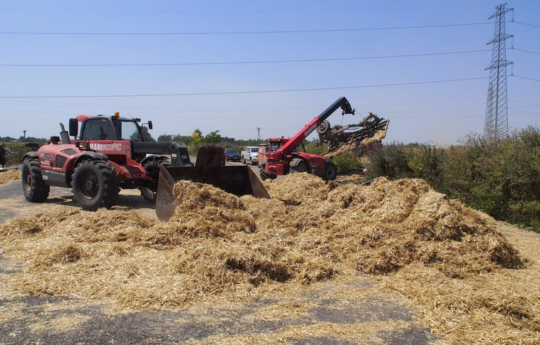 Szalmabálákat szállító traktor és teherautó ütközött