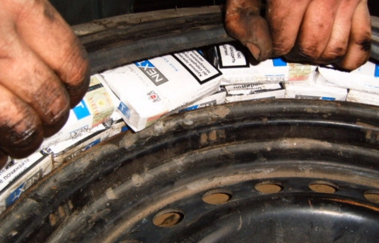 Még az autója kerekeiben is cigarettát csempészett