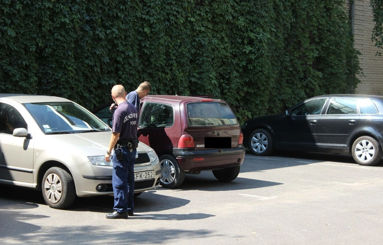 Holttestet találtak Miskolc belvárosában, egy autóban