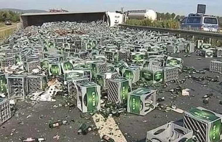 Lengyel kamion és cseh autó ütközött a 26-oson